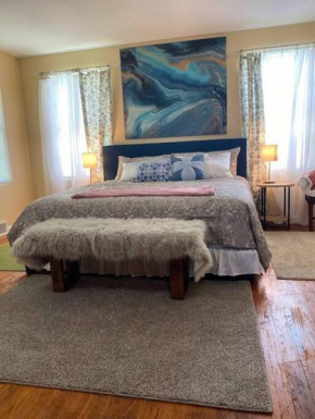 Cozy home, King bed, 3 bedrooms,close to downtown beaches towncenter